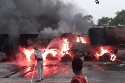 बिहार में दिल दहलाने वाली घटना, पटना-बक्सर NH पर टायर फटने से ट्रक में लगी भयंकर आग, ड्राइवर जिंदा जला