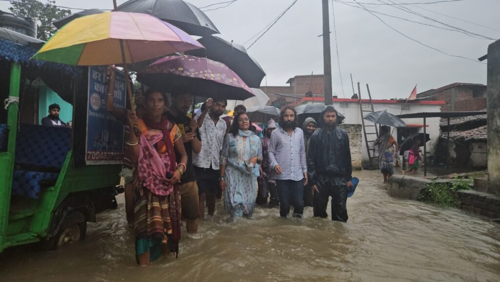रांची का सिल्ली बारिश से बेहाल, CO और BDO को लेकर देवेंद्रनाथ महतो ने किया इलाके का दौरा