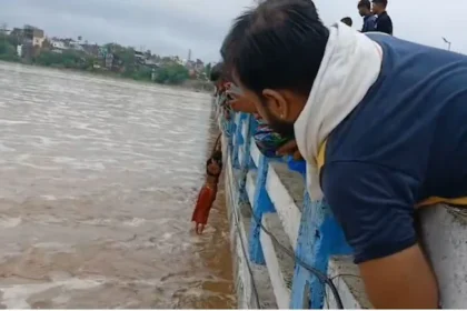 गयाजी के फल्गू नदी मेगं अचानक आ गई बाढ़, पुल के नीचे सो रहे लोग फंसे, रेस्क्यू ऑपरेशन चलाकर बचाई गई जान