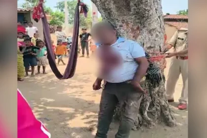 बिहार में रेप पीड़िता के घर इलाज करने पहुंचे डॉक्टर की ग्रामीणों ने कर दी पिटाई, पेड़ से बांधकर बनाया बंधक