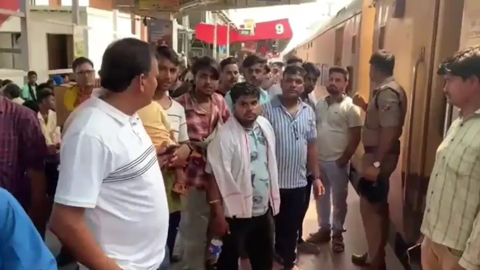 गर्मी में फेल हुआ लोकमान्य तिलक एक्सप्रेस का AC, रेल यात्रियों ने स्टेशन पर काटा भारी बवाल