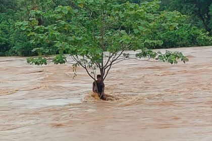 जमशेदपुर में बाढ़ के पानी में मुखिया के बेटे ने लगाई छलांग, तेज धार में तीन किलोमीटर तक बहता रहा, पेड़ पकड़कर बचाई जान