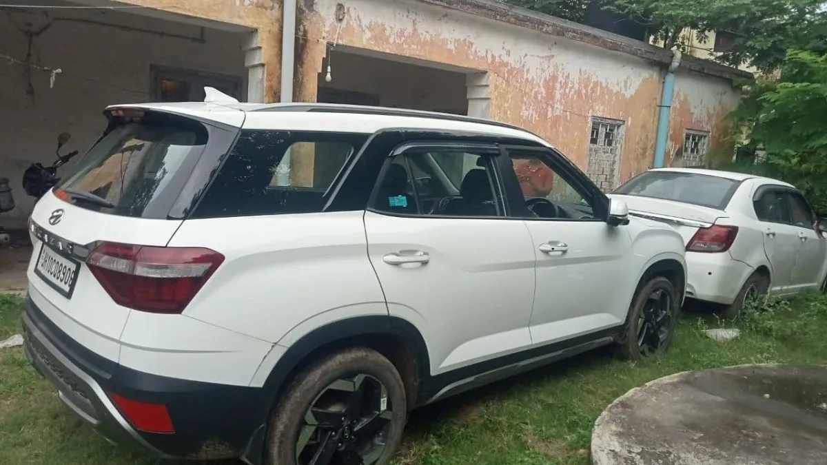 साइबर ठगी के पैसे बांट रहे अपराधी, पुलिस ने घर में की छापेमारी, 25 लाख रुपये कैश और कार के साथ दो गिरफ्तार