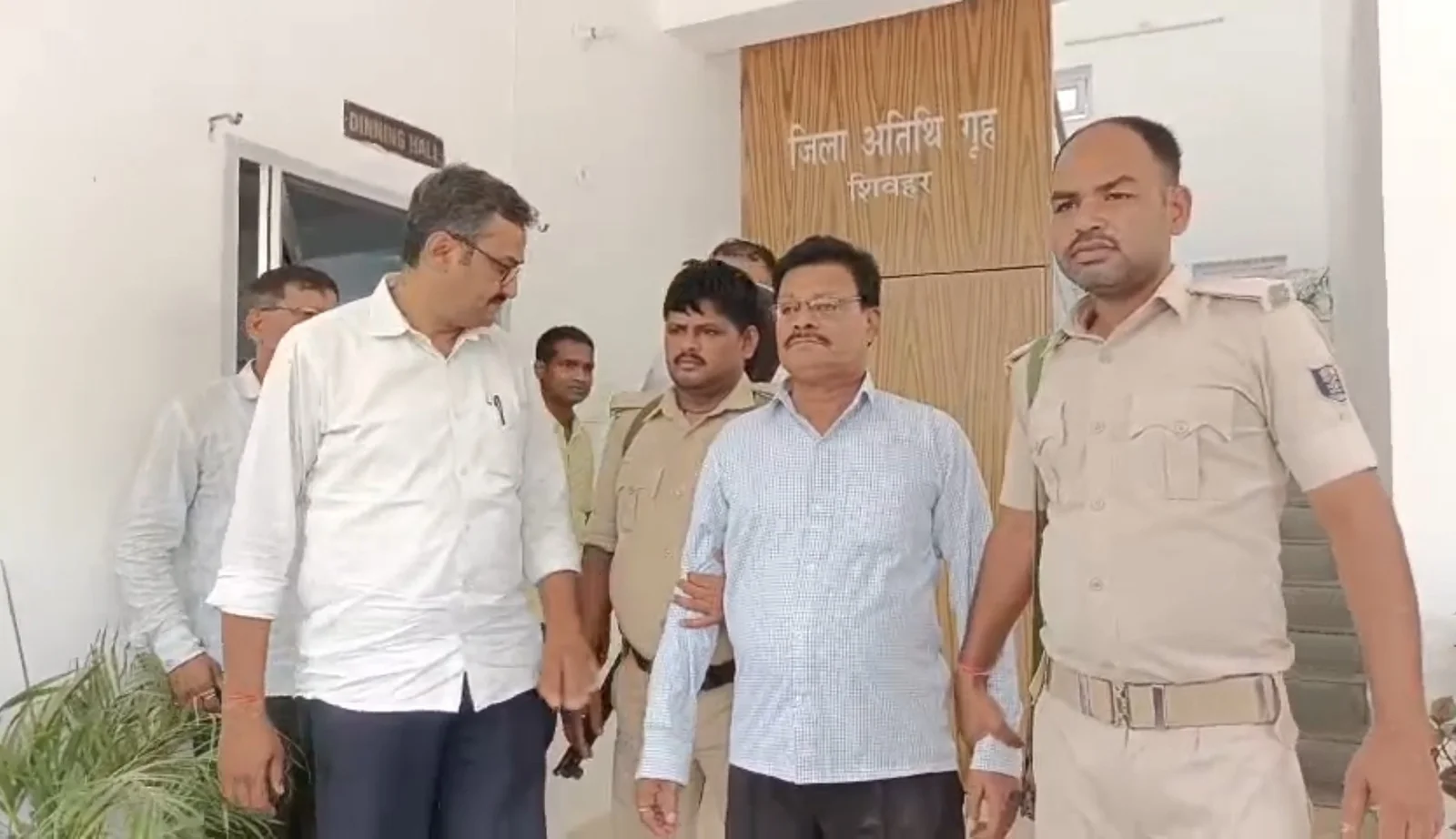 बिहार में निगरानी की बड़ी कार्रवाई, घूसखोर सरकारी अधिकारी रिश्वत लेते रंगे हाथ गिरफ्तार