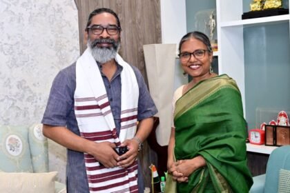 हेमंत सोरेन से सिदो-कान्हु मुर्मू विवि के पूर्व कुलपति ने की मुलाकात, मुख्यमंत्री ने यूनेस्को की को-चेयर पर्सन बनने पर सोनाझारिया मिंज को दी बधाई