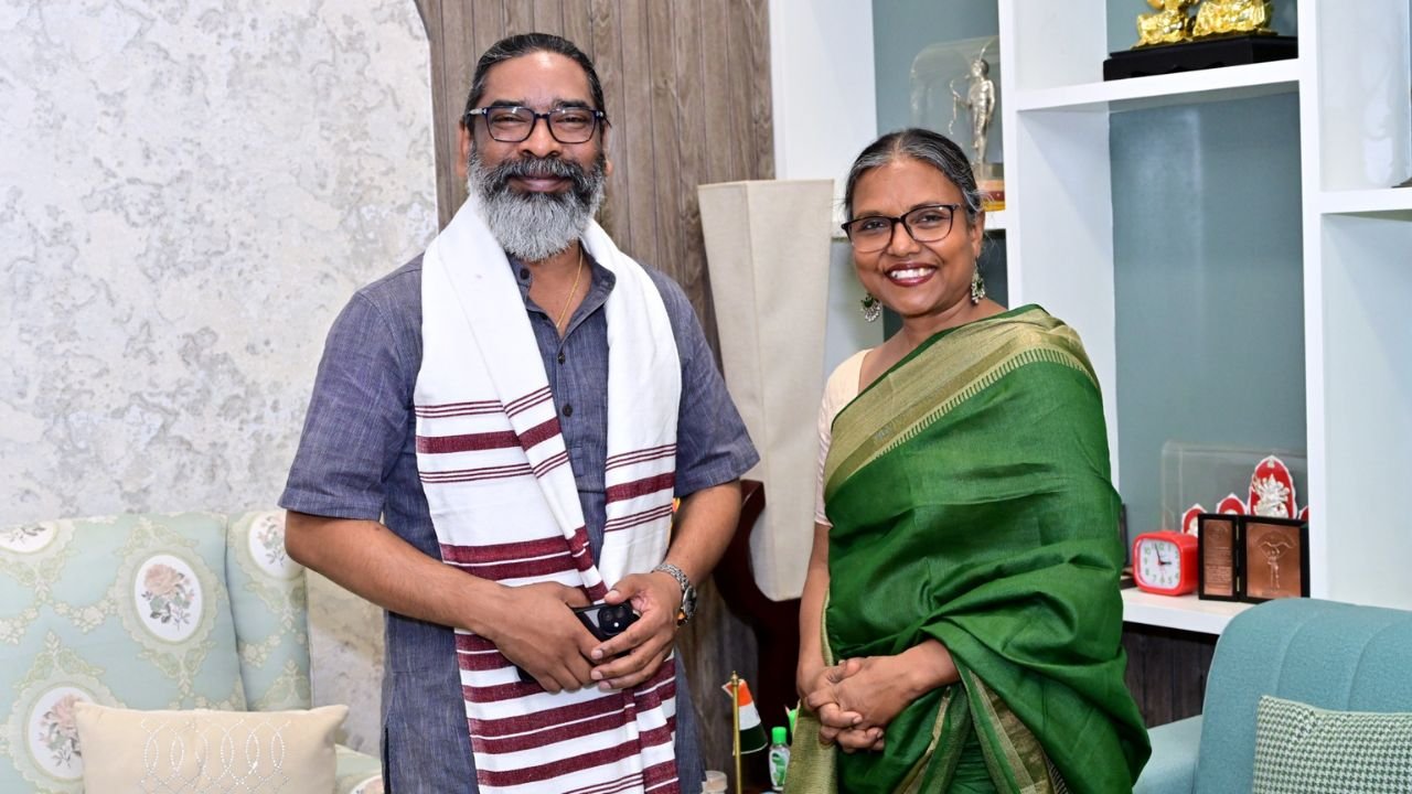 हेमंत सोरेन से सिदो-कान्हु मुर्मू विवि के पूर्व कुलपति ने की मुलाकात, मुख्यमंत्री ने यूनेस्को की को-चेयर पर्सन बनने पर सोनाझारिया मिंज को दी बधाई