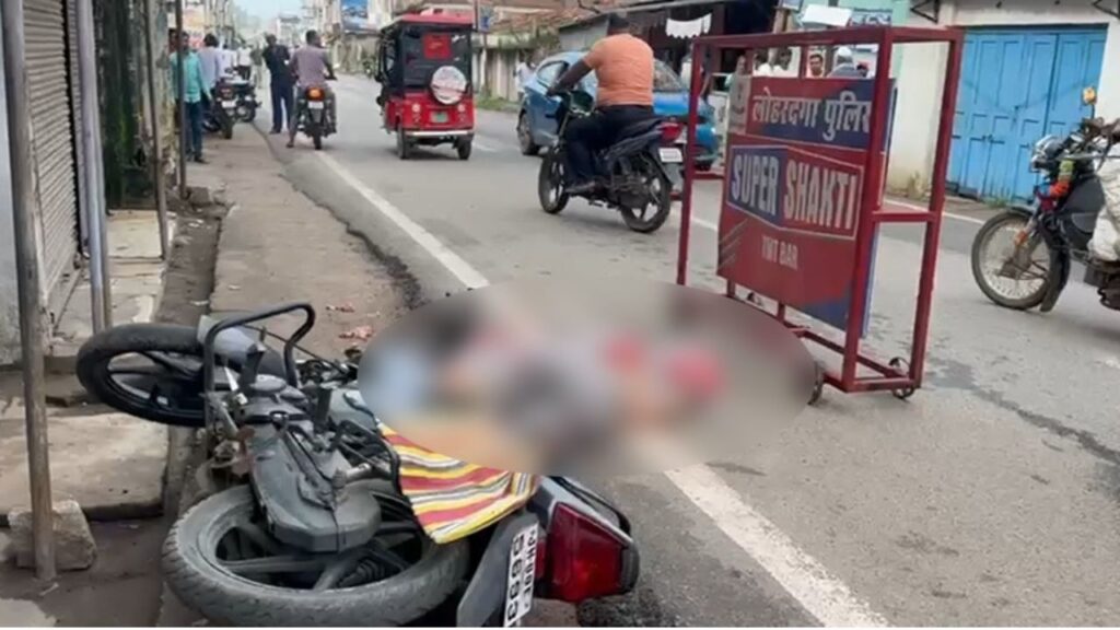 लोहरदगा में सोमवार की सुबह दर्दनाक हादसा, तेज रफ्तार ट्रक में आने से स्कूल संचालक के बेटे की मौत
