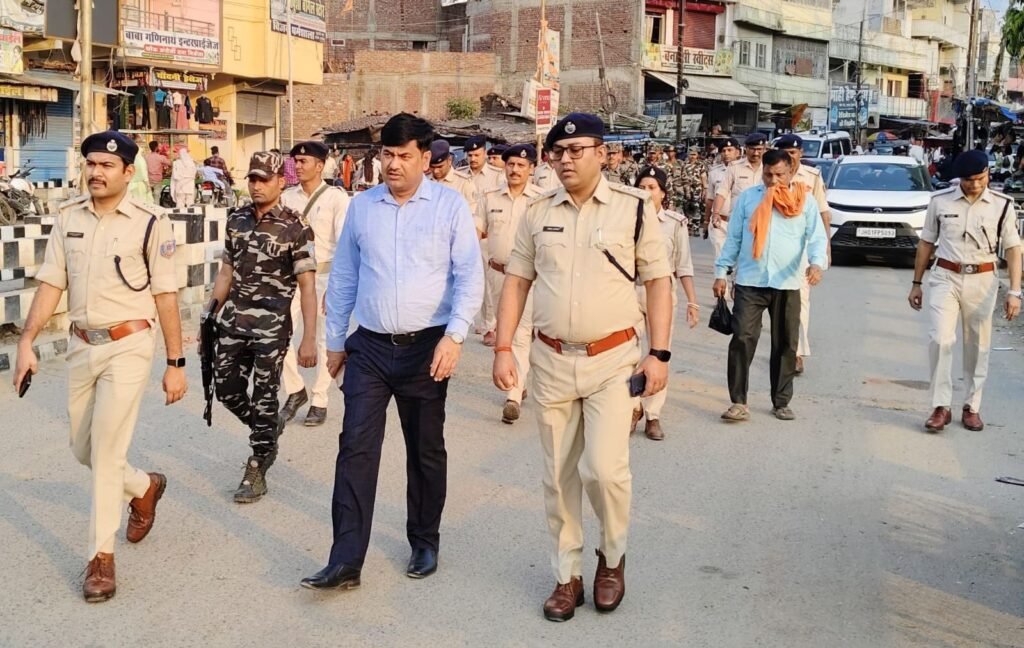 बकरीद को लेकर गढ़वा में निकाला गया फ्लैग मार्च, एसडीएम संजय कुमार ने कहा-सौहार्द से मनाए पर्व 3 WhatsApp Image 2025 06 06 at 19.02.21 010f4518