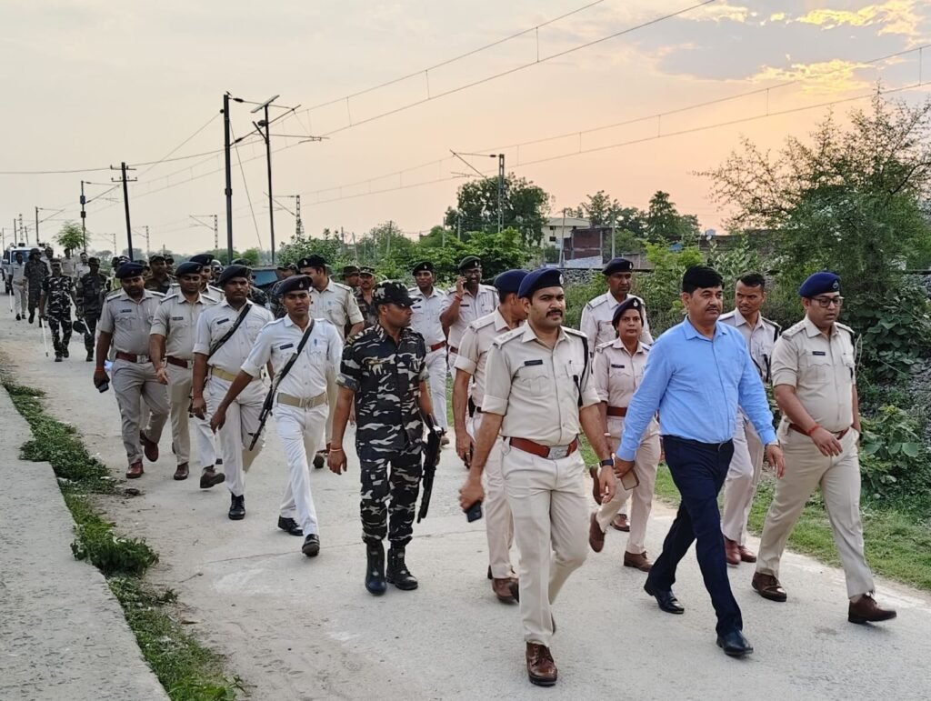 बकरीद को लेकर गढ़वा में निकाला गया फ्लैग मार्च, एसडीएम संजय कुमार ने कहा-सौहार्द से मनाए पर्व 2 WhatsApp Image 2025 06 06 at 19.02.22 8da17c63