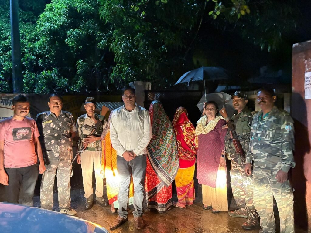 बाल विवाह पर आधी रात चला रेस्क्यू ऑपरेशन, सिमडेगा में बच्ची को कुप्रथा से बचाया गया 2 WhatsApp Image 2025 06 06 at 19.16.12 39d7eef2