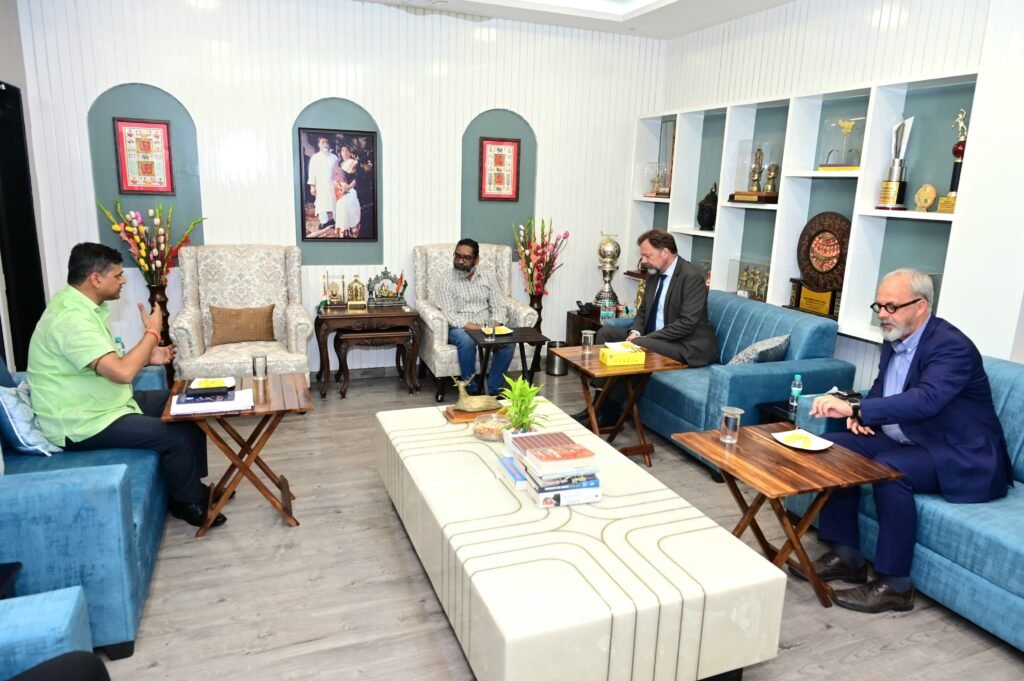 मुख्यमंत्री हेमन्त सोरेन से भारत में जर्मनी के राजदूत फिलिप एकरमैन ने की मुलाकात, विकास से जुड़े विषयों पर हुई विशेष रूप से चर्चा 2 WhatsApp Image 2025 06 11 at 19.44.56 12947cc9