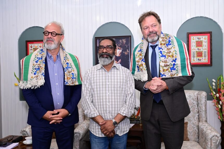 मुख्यमंत्री हेमन्त सोरेन से भारत में जर्मनी के राजदूत फिलिप एकरमैन ने की मुलाकात, विकास से जुड़े विषयों पर हुई विशेष रूप से चर्चा 1 मुख्यमंत्री हेमन्त सोरेन से भारत में जर्मनी के राजदूत फिलिप एकरमैन ने की मुलाकात, विकास से जुड़े विषयों पर हुई विशेष रूप से चर्चा