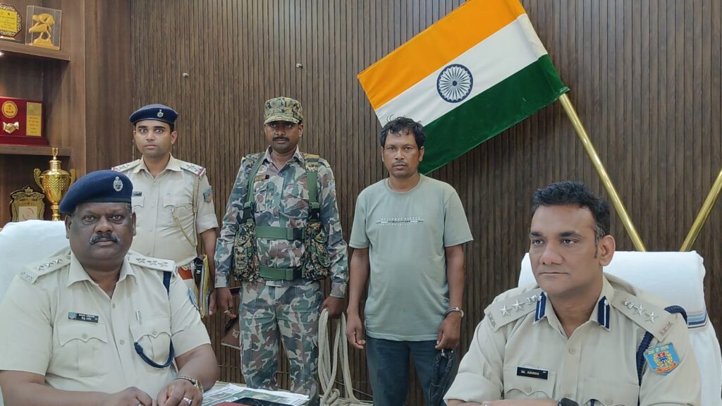 PLFI उग्रवादी ने सिमडेगा में किया सरेंडर, 20 सालों से चल रहा था फरार
