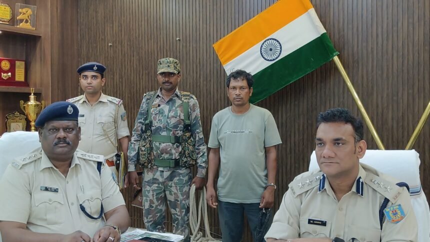 PLFI उग्रवादी ने सिमडेगा में किया सरेंडर, 20 सालों से चल रहा था फरार