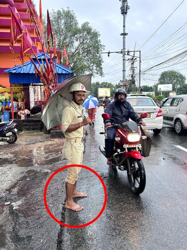वाह झारखंड पुलिस ! भारी बारिश का है रेड अलर्ट और बिना जूतों के करनी पड़ रही है ड्यूटी 3 ranchi police without shoes