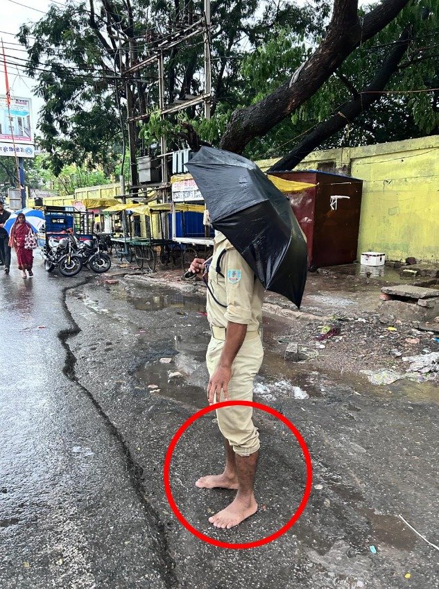 वाह झारखंड पुलिस ! भारी बारिश का है रेड अलर्ट और बिना जूतों के करनी पड़ रही है ड्यूटी 4 ranchi police without shoes
