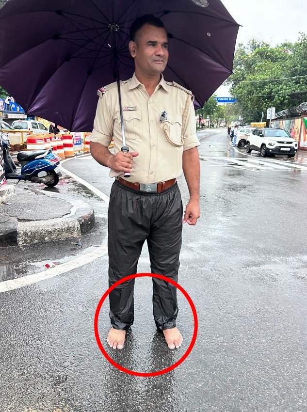वाह झारखंड पुलिस ! भारी बारिश का है रेड अलर्ट और बिना जूतों के करनी पड़ रही है ड्यूटी 2 ranchi police without shoes
