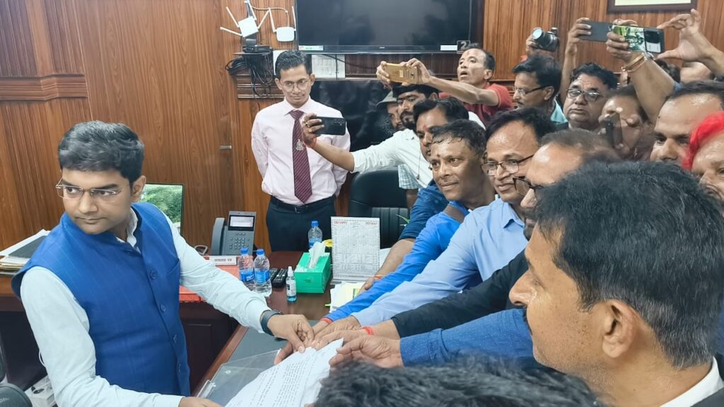 दुमका में पत्रकार उत्पीड़न के खिलाफ पत्रकारों का विरोध प्रदर्शन तेज़, DC को सौंपा गया मांग पत्र