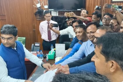 दुमका में पत्रकार उत्पीड़न के खिलाफ पत्रकारों का विरोध प्रदर्शन तेज़, DC को सौंपा गया मांग पत्र