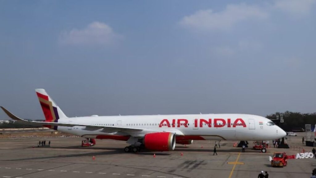 दिल्ली में एयर इंडिया की फ्लाइट में है बम! क्रू मेंबर को मिला धमकी भरा पत्र