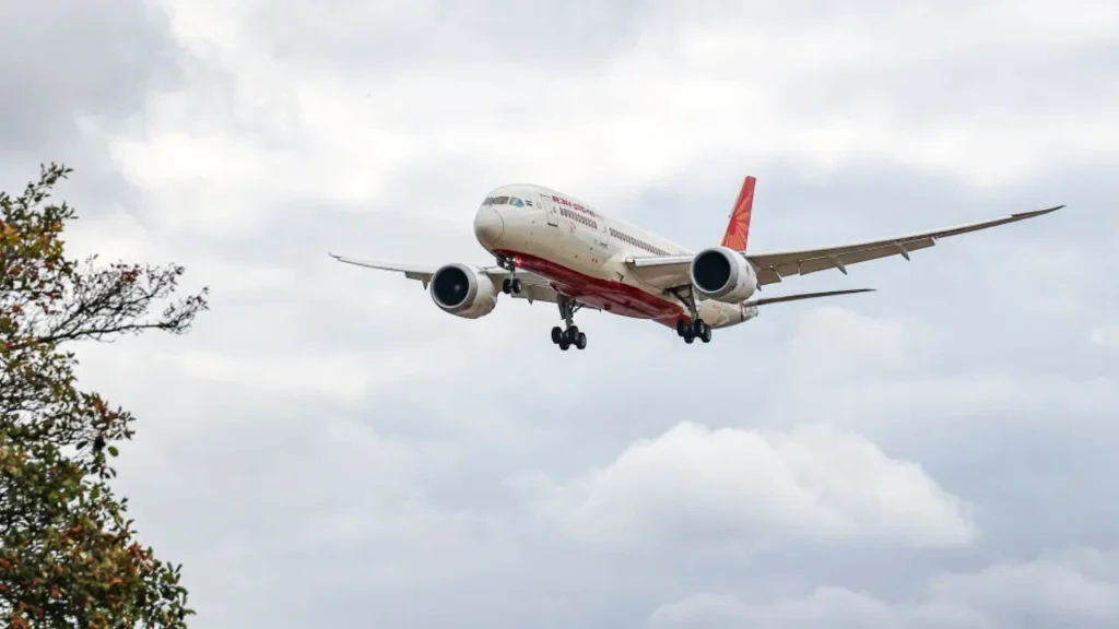 Air India के विमान को बम से उड़ाने की धमकी,फुकेट से नई दिल्ली आ रही थी फ्लाइट, थाइलैंड में हुई इमरजेंसी लैंडिंग