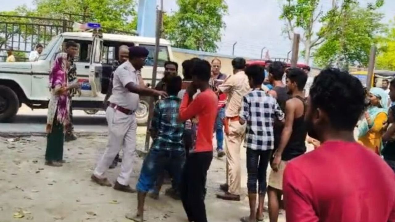 बिहार में दारोगा समेत 3 पुलिसकर्मी को काटा दांत, लाठी-डंडे से पीटा, फाड़ दी वर्दी, गाड़ी में आग लगाने की भी कोशिश