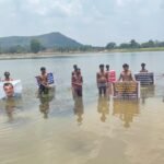 झारखंड में फ्लाइओवर-फुटब्रिज की मांग को लेकर लोगों का जल सत्याग्रह, चार साल पहले हुआ था शिलान्यास