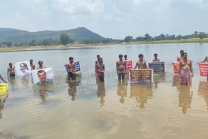 झारखंड में फ्लाइओवर-फुटब्रिज की मांग को लेकर लोगों का जल सत्याग्रह, चार साल पहले हुआ था शिलान्यास