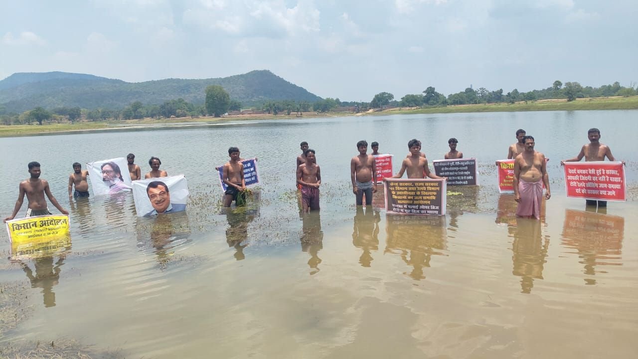 झारखंड में फ्लाइओवर-फुटब्रिज की मांग को लेकर लोगों का जल सत्याग्रह, चार साल पहले हुआ था शिलान्यास