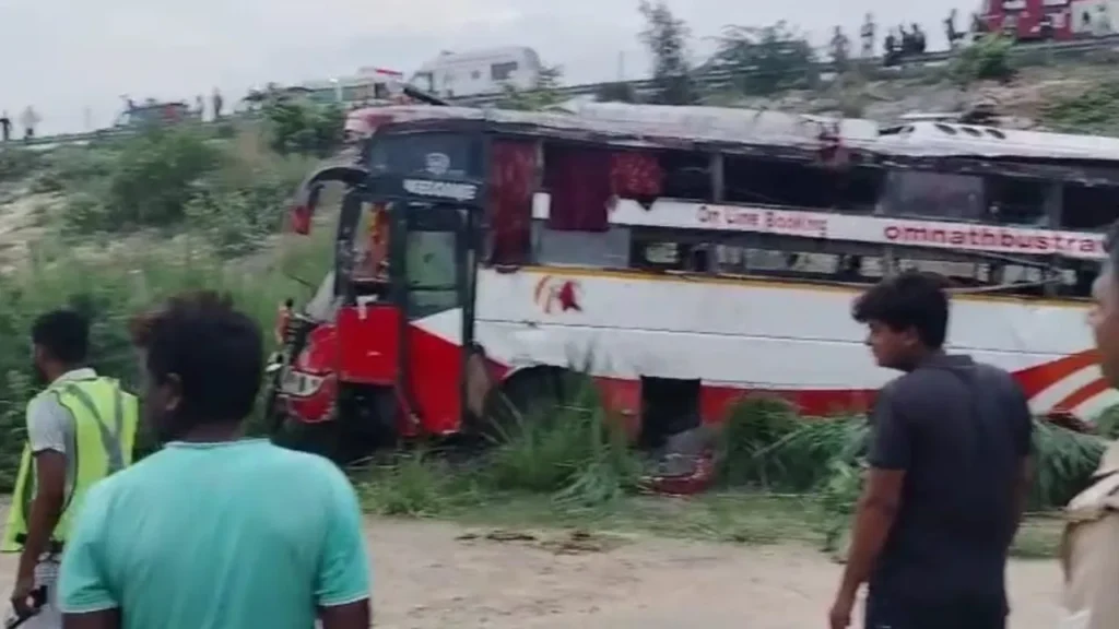 बिहार से दिल्ली जा रही स्लीपर बस एक्सप्रेसवे से नीचे गिरी, 80 लोग थे सवार, 2 की मौत, 50 से अधिक घायल