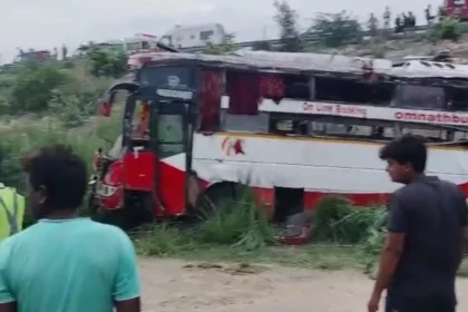 बिहार से दिल्ली जा रही स्लीपर बस एक्सप्रेसवे से नीचे गिरी, 80 लोग थे सवार, 2 की मौत, 50 से अधिक घायल