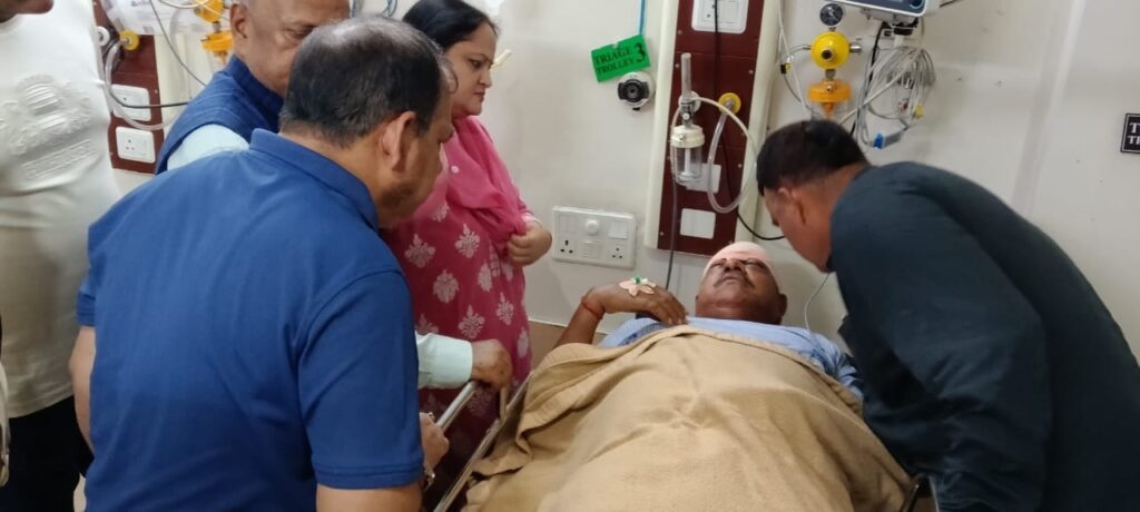 बालू लदा ट्रक और पुलिस गाड़ी में टक्कर, नामकुम थानेदार और बॉडीगार्ड गंभीर रूप से घायल
