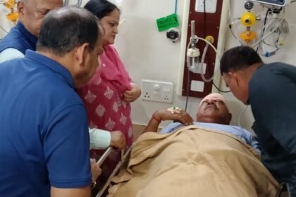 बालू लदा ट्रक और पुलिस गाड़ी में टक्कर, नामकुम थानेदार और बॉडीगार्ड गंभीर रूप से घायल