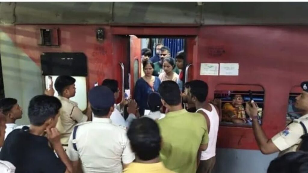 बिहार में दुरंतो एक्सप्रेस में जमकर हुई लूटपाट, चार कोचों में यात्रियों को लूटा, 40 मिनट तक ट्रेन रोककर लोगों ने किया हंगामा