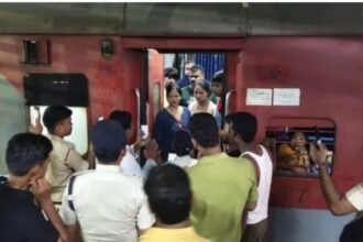 बिहार में दुरंतो एक्सप्रेस में जमकर हुई लूटपाट, चार कोचों में यात्रियों को लूटा, 40 मिनट तक ट्रेन रोककर लोगों ने किया हंगामा