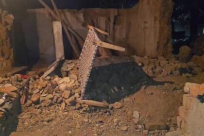 गिरिडीह में दीवार गिरने से पिता-पुत्र मलबे में दबे, बेटे की मौके पर मौत, पिता गंभीर रूप से घायल