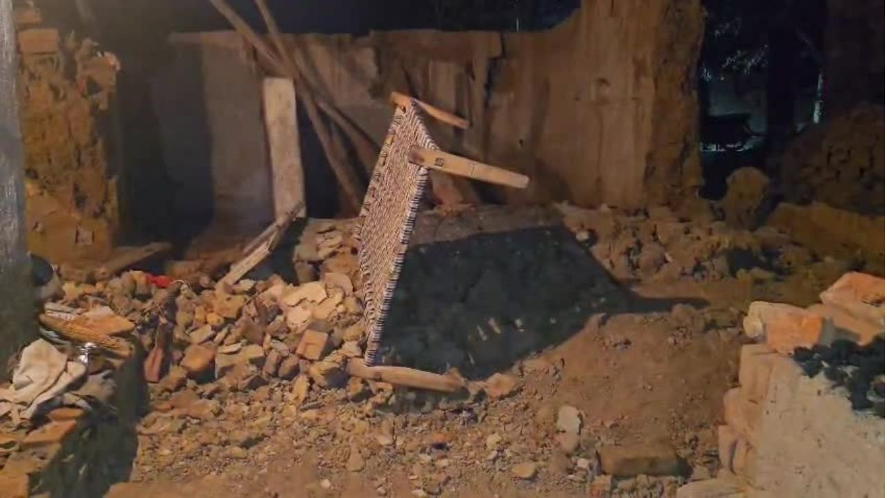 गिरिडीह में दीवार गिरने से पिता-पुत्र मलबे में दबे, बेटे की मौके पर मौत, पिता गंभीर रूप से घायल