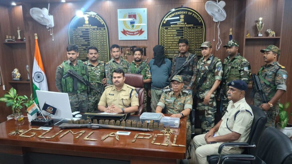 गुमला पुलिस को मिली बड़ी कामयाबी, 5 लाख का इनामी उग्रवादी हुआ अरेस्ट, हथियार और कारतूस बरामद