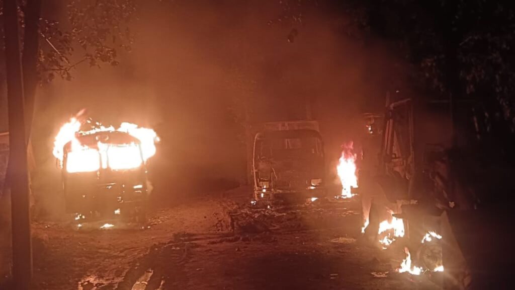 हजारीबाग के बड़गांव में अपराधियों का तांडव, JCB-हाईवा समेत कई गाड़ियों को किया आग के हवाले