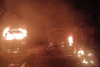हजारीबाग के बड़गांव में अपराधियों का तांडव, JCB-हाईवा समेत कई गाड़ियों को किया आग के हवाले
