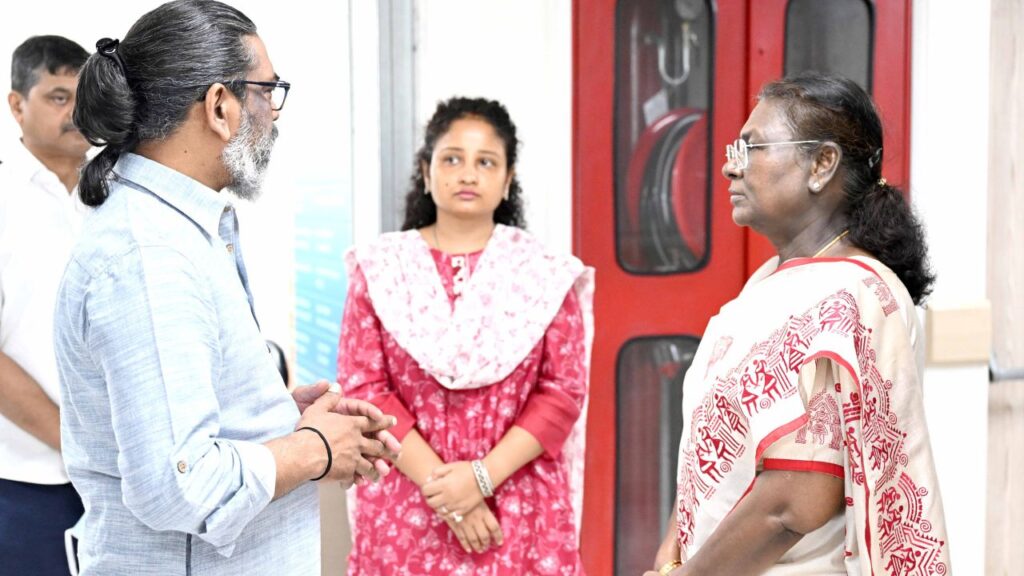 राष्ट्रपति द्रौपर्दी मुर्मू ने शिबू सोरेन से की मुलाकात, हेमंत और कल्पना से दिशोम गुरू के स्वास्थ्य को लेकर ली जानकारी