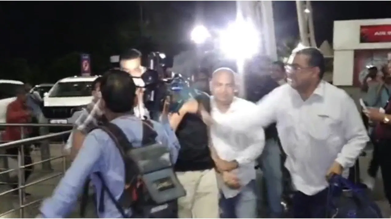 राजा रघुवंशी के हत्या के आरोपी पर हमला, एयरपोर्ट पर शख्स ने मारा थप्पड़, सोनम को शिलांग लेकर गई पुलिस