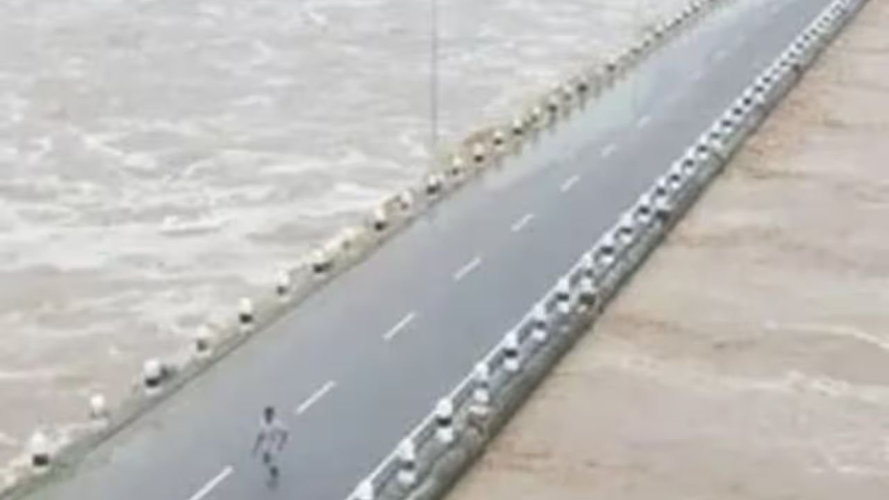 बिहार में फल्गू नदी उफान पर, उदेरास्थान बराज से छोड़ा गया पानी, नालंदा में बाढ़ जैसे हालात