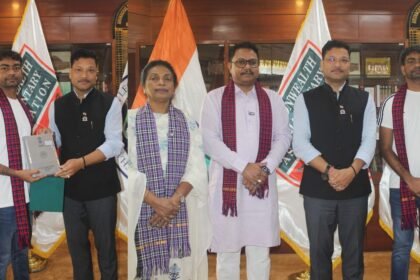 अरूणाचल विधानसभा पहुंचे जयराम महतो, नंगे पैर सदन में जाने को लेकर खूब हुई चर्चा,नियोजन नीति को लेकर अध्यक्ष से ली जानकारी