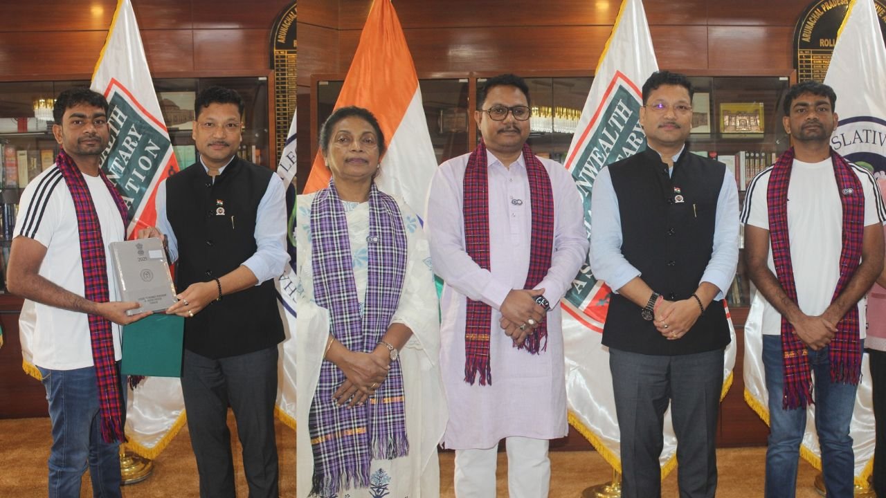 अरूणाचल विधानसभा पहुंचे जयराम महतो, नंगे पैर सदन में जाने को लेकर खूब हुई चर्चा,नियोजन नीति को लेकर अध्यक्ष से ली जानकारी