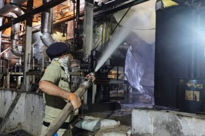 जमशेदपुर के अलकतरा फैक्ट्री में विस्फोट के बाद लगी आग, एक किलोमीटर तक फैला धुआं, दहशत में लोग