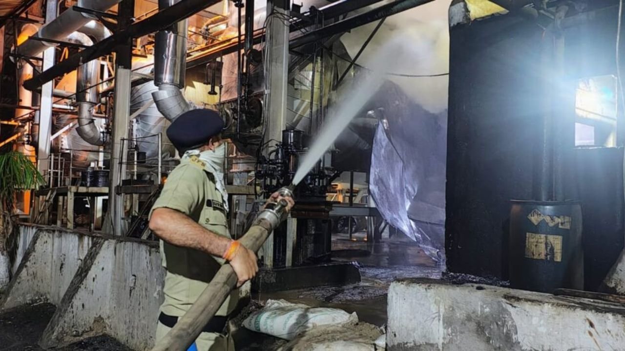जमशेदपुर के अलकतरा फैक्ट्री में विस्फोट के बाद लगी आग, एक किलोमीटर तक फैला धुआं, दहशत में लोग