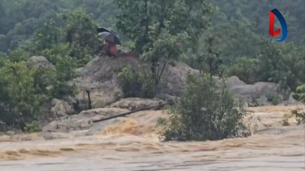 भारी बारिश के बीच मछली पकड़ने गए दो लोग कोयल नदी में फंसे, चट्टान पर बैठकर बचाई जान, देर रात किया गया रेस्क्यू