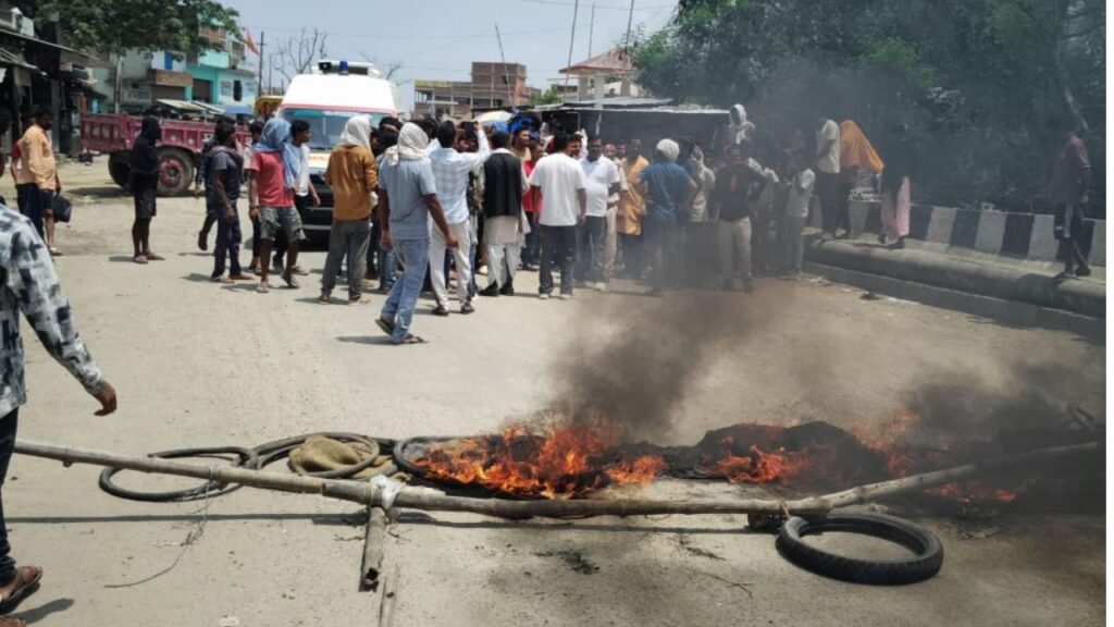 सड़क हादसे में बाप-बेटी की मौत के बाद पलामू में प्रदर्शन, आक्रोशित लोगों ने सड़क को किया जाम