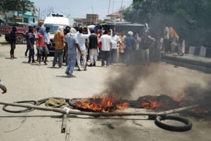 सड़क हादसे में बाप-बेटी की मौत के बाद पलामू में प्रदर्शन, आक्रोशित लोगों ने सड़क को किया जाम